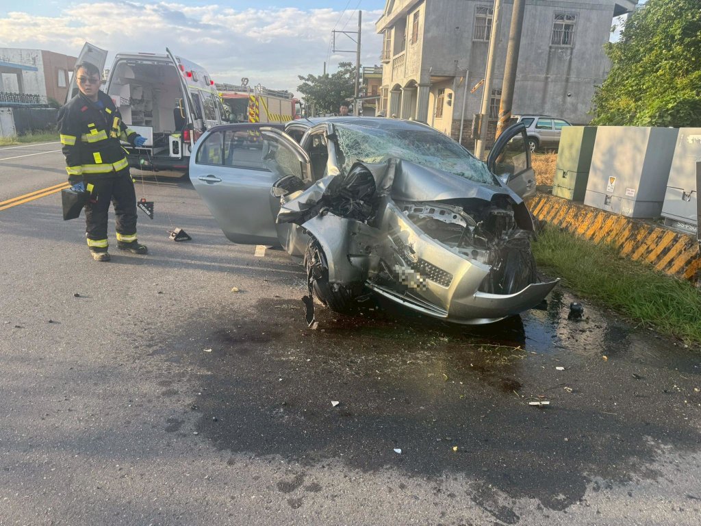 快訊／台東轎車疑失控猛撞「車頭爛毀」　 2人OHCA受困送醫不治