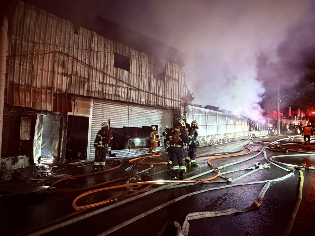 八里木工廠清晨突陷火海 延燒3工廠動員159警消搶救