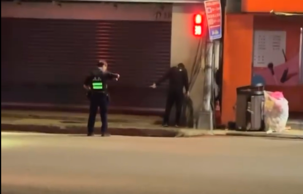 影/男拿長刀基隆廟口夜市旁遭警包圍 警喊「放下」亮甩棍攻擊