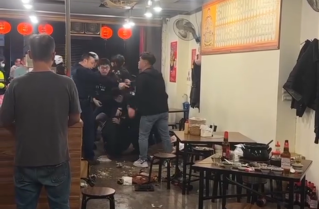 影/薑母鴨拳擊賽!疑酒醉起糾紛一言不合翻桌互毆 不理警到場繼續打