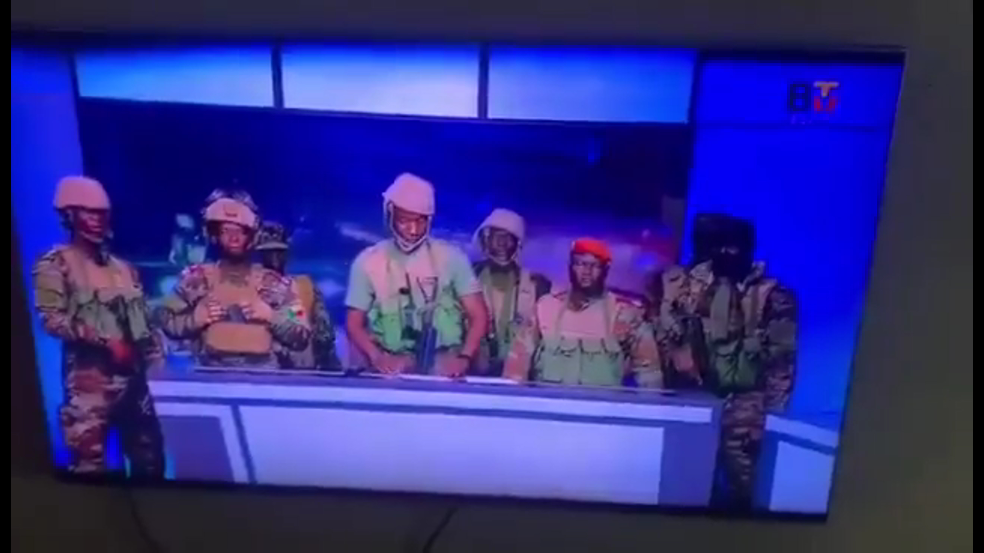 影音/貝南爆軍事政變? 士兵突襲國家電視台宣稱「奪取政權」
