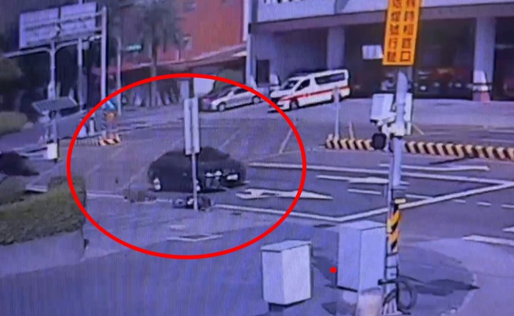 影/南投市區三連撞！肇事車一路撞3車還想逃　民眾霸氣攔車警強制逮人