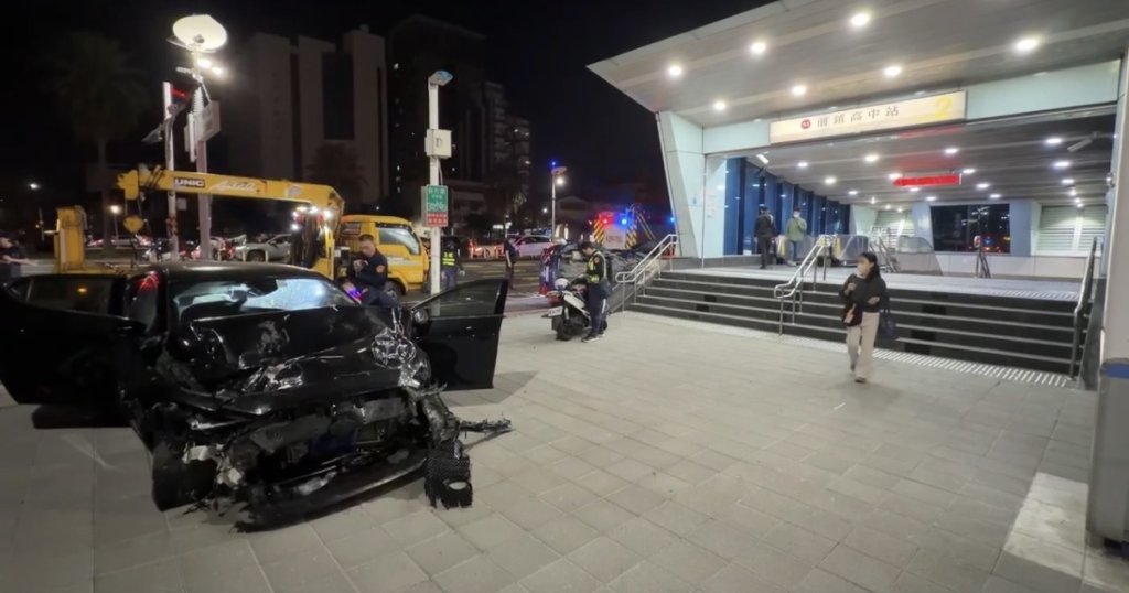 快訊/高雄晚間嚴重事故!2車噴捷運站前 5人受傷「鑑識小組到場」