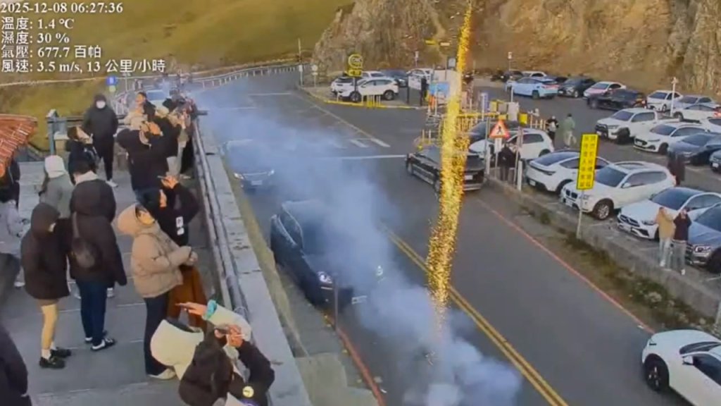 影／遊客合歡山武嶺亭放沖天炮！點火過程全被錄　最高可罰3000元