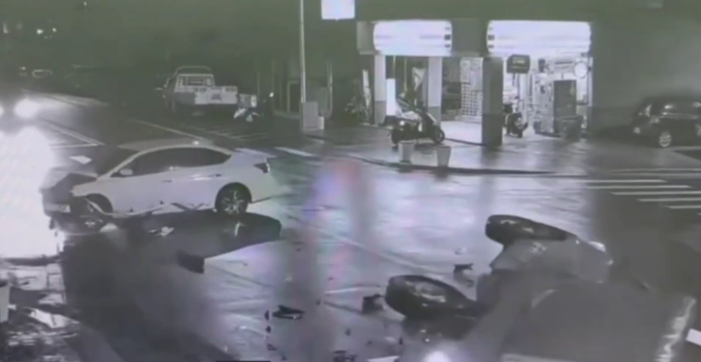 撞擊畫面曝光！　花蓮小貨車被自小客車撞翻