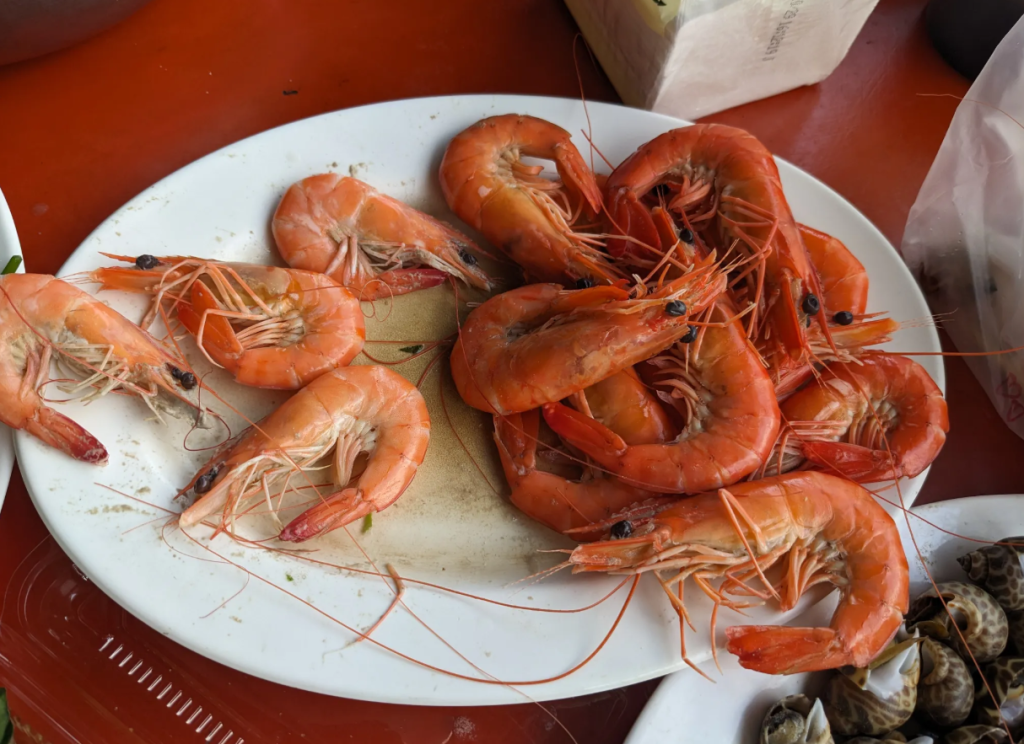 東港漁市斑節蝦一斤400！代客料理端上桌混白蝦「店家稱多送」　網友看照片覺得不單純