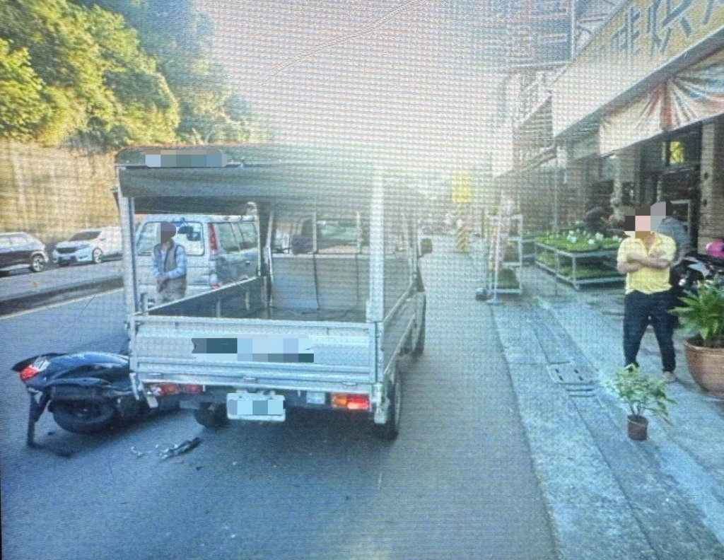 台中機車撞路旁小貨車騎士乘客倒地 路人上前協助遭另輛車追撞