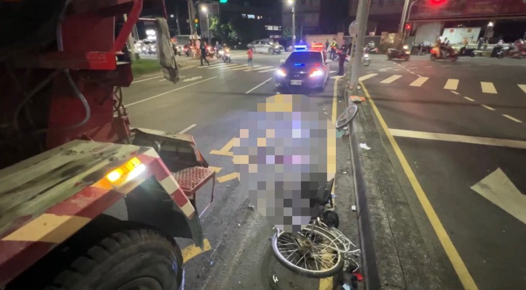 悚!高雄水泥車碰撞腳踏車 婦雙腿遭輾斷「送醫急救」