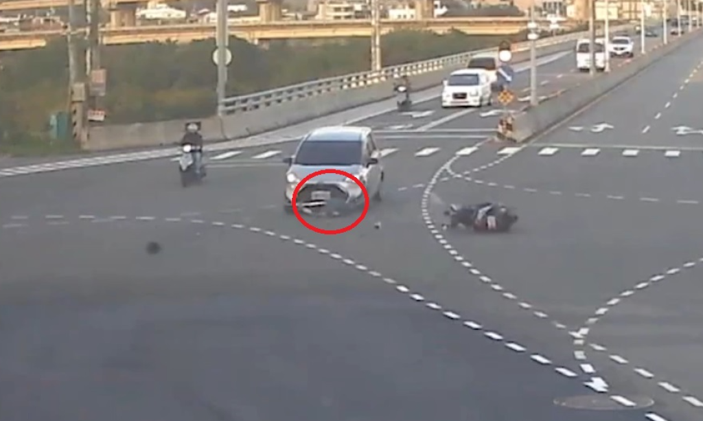 苗栗機車闖紅燈與轎車相撞騎士捲入車底! 民眾抬車救出送醫