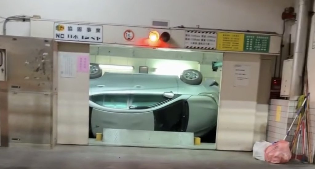 Surprise？高雄停車塔一開門「車子90度側翻」驚嚇登場