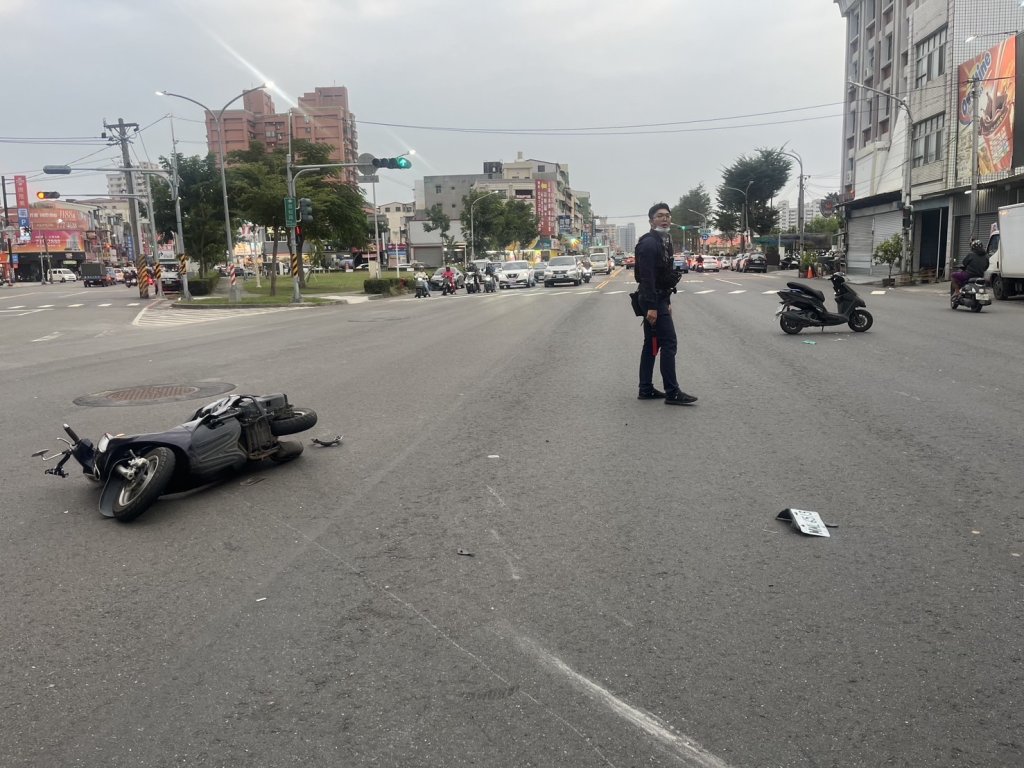 扯! 11歲少年無照騎機車 闖紅燈撞上大人 雙雙倒地