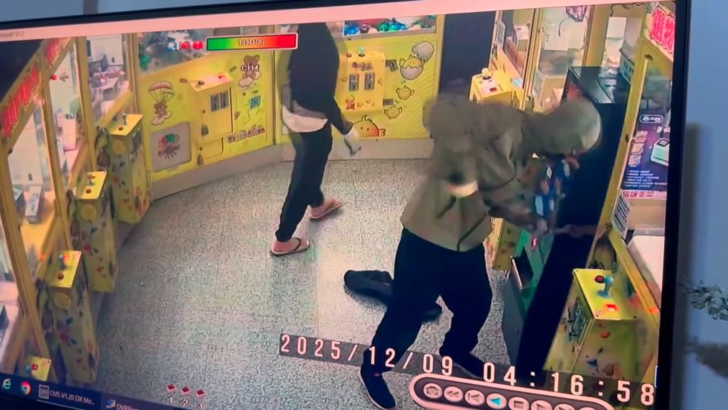 影/2男開車搶夾娃娃機店「撬開兌幣機偷錢」 店家怒公開監視器!警方回應了