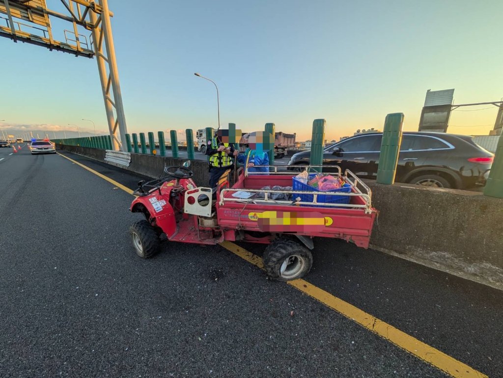清晨國5驚魂!農用機具「逆向衝上國道」害3車撞成一團 罰金最高3.6萬跑不掉