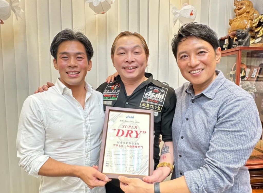 日本總部震撼!逢甲「激旨燒鳥」賣生啤賣到全台第一 朝日啤酒兩大品牌大使專程來台取經