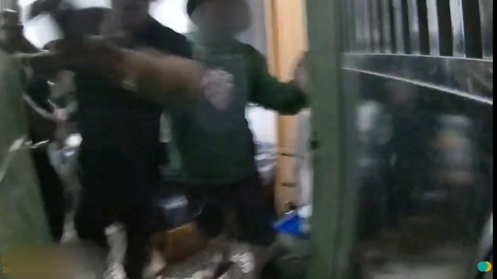 影/三峽民宅冒煙驚動警消！8失聯移工躲查緝亂成一團　竟有人毒品通緝在身