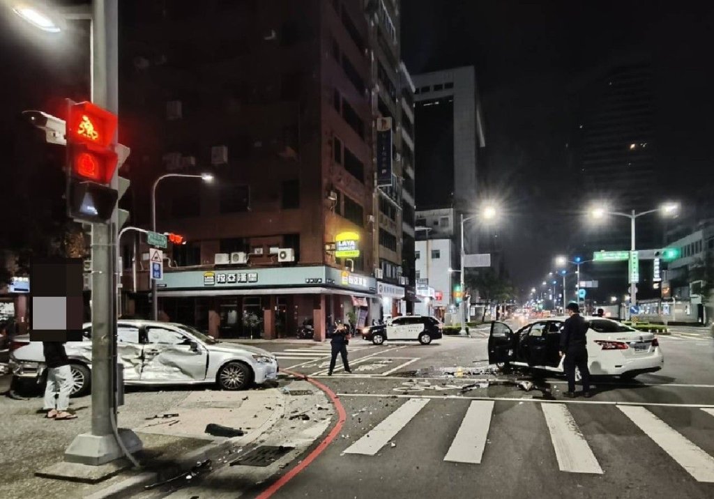 左轉車、直行車相撞!1車頭「稀巴爛」女駕駛送醫