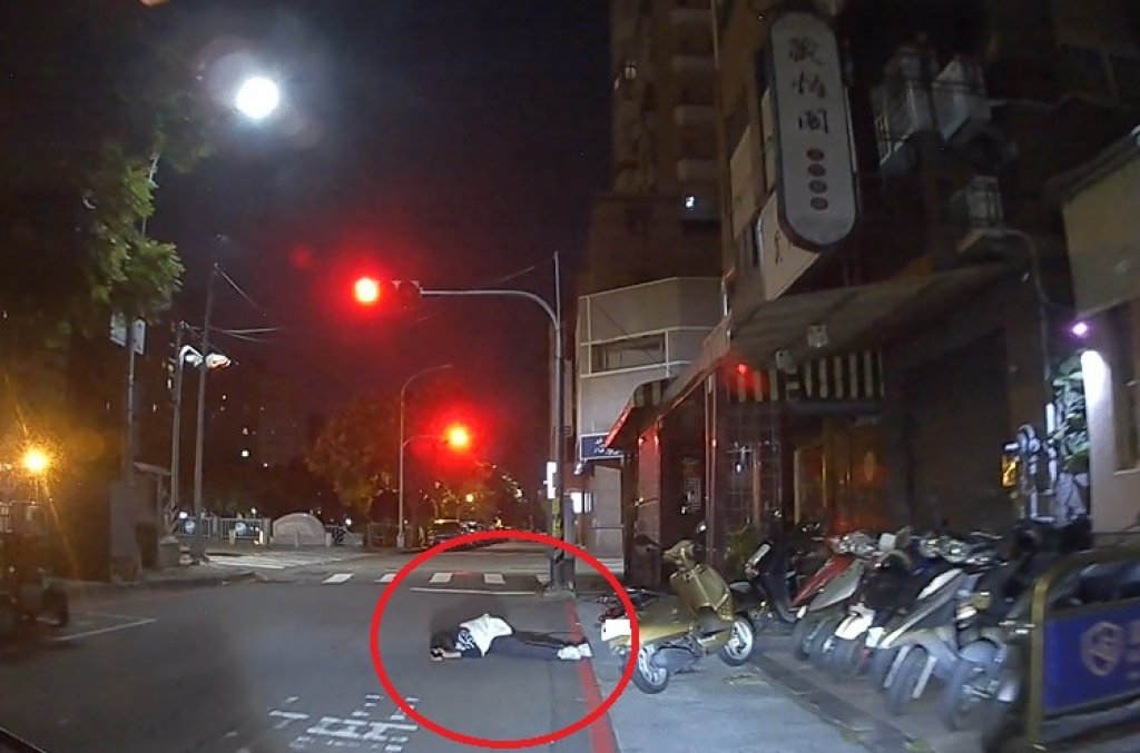 台中醉漢把馬路當床！ 大字型趴路中央險遭車輾過