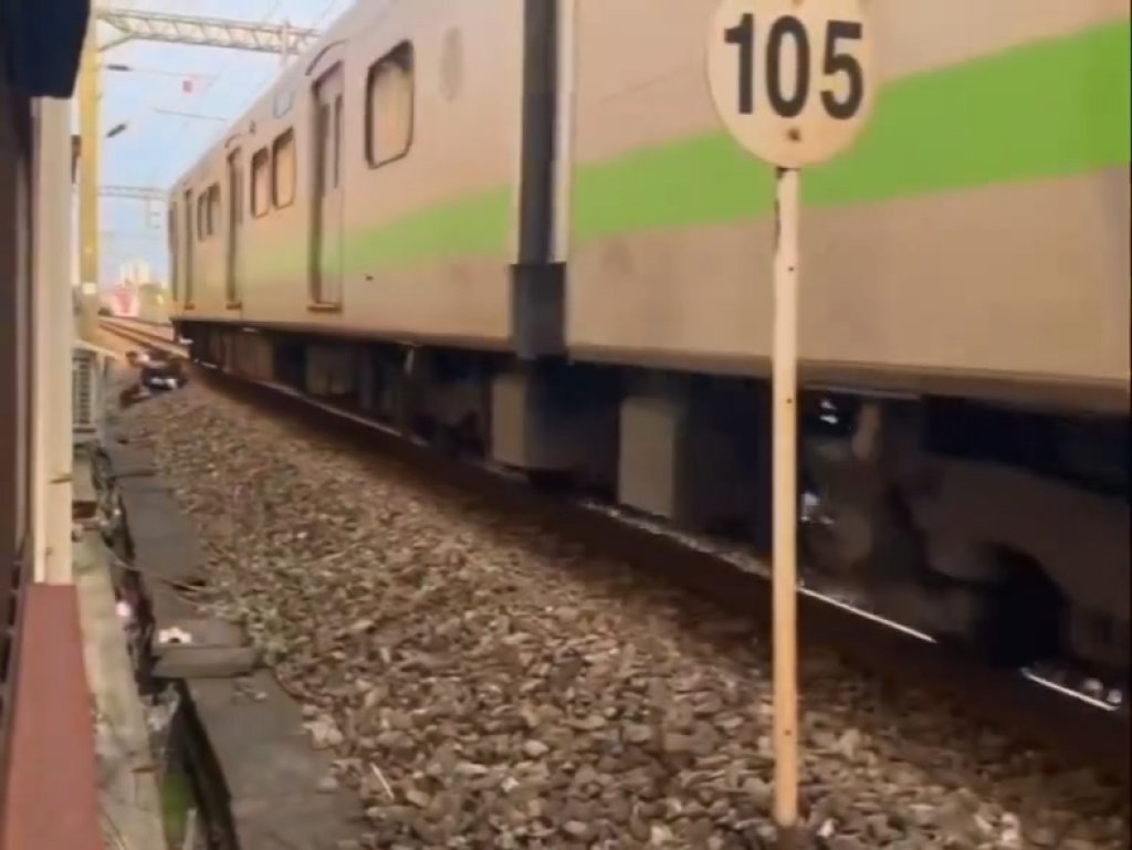影/桃園情侶平交道吵架!女直接躺鐵軌旁「區間車鳴笛經過」 男緊急把她拉開