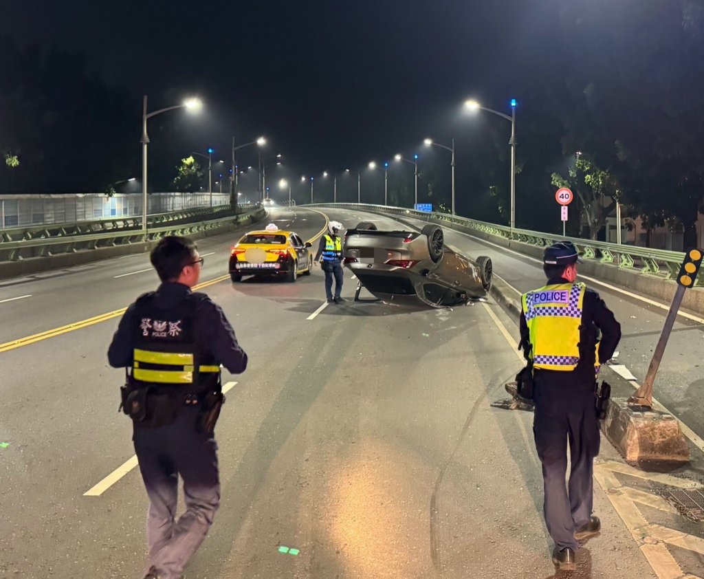 驚! 楠梓「德民新橋」驚傳翻車意外 轎車「四輪朝天」33歲男奇蹟輕傷