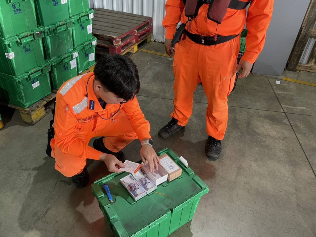 20萬現金包裹險落詐團手中！　海巡X光機檢視行李揪出即時攔阻