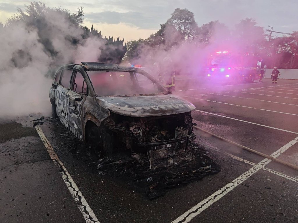台中公墓停車場內火燒車！　車內引燃松香水車子燒毀男子三度燒燙傷