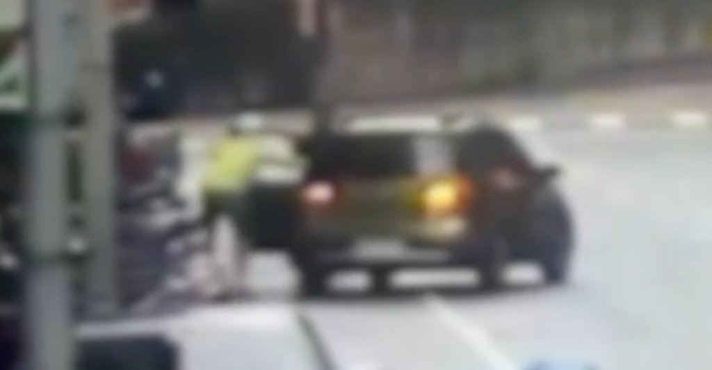 停車打R檔未拉手煞闖禍！　車子倒退嚕撞7車