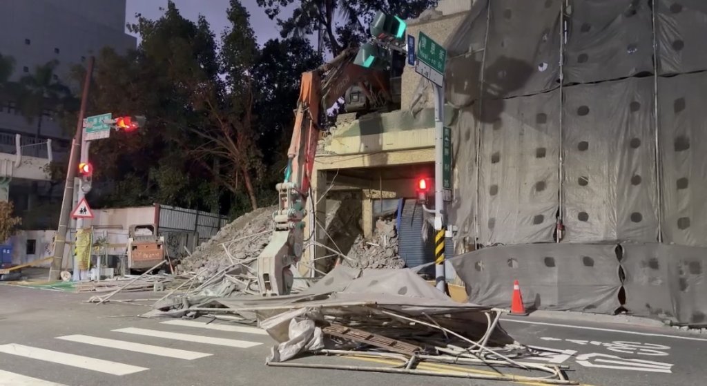 強風吹垮工地鷹架!台南街口「瞬間倒塌」 路人狂奔逃命驚險畫面曝光