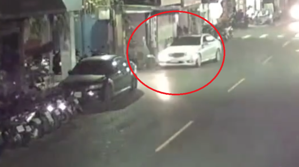新莊肇逃車禍!白色賓士撞倒機車落跑 車主「想看熱鬧」結果氣炸