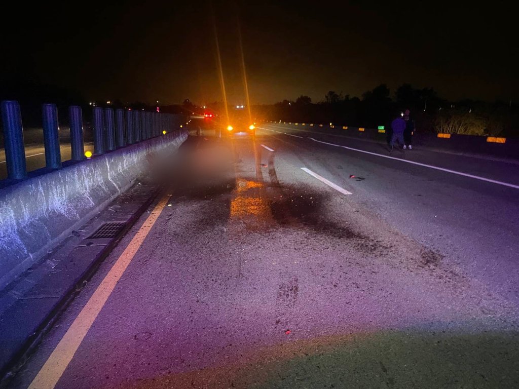 西濱快速道路馬匹闖入被自小客車撞死！　車子毀損駕駛受傷