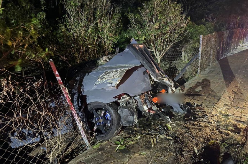 台中自小客車撞路樹成廢鐵！ 　20歲駕駛乘客重傷送醫