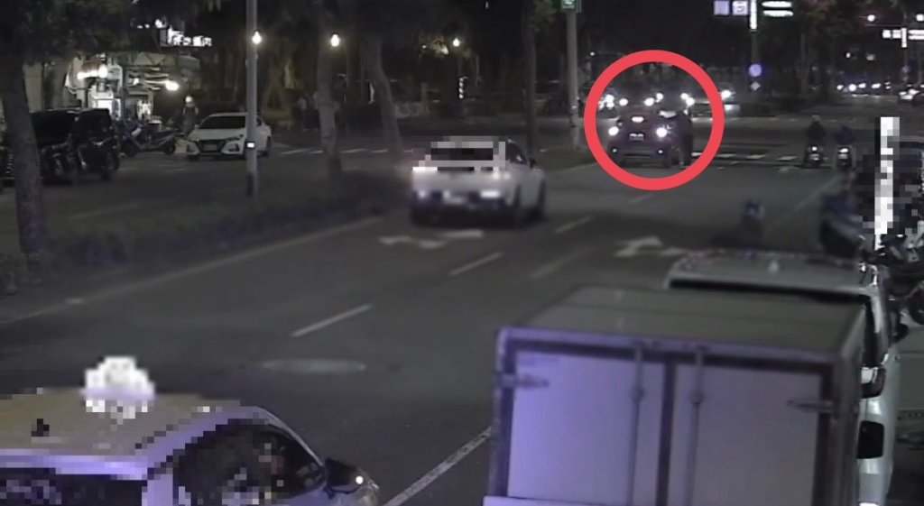 醉翁光華夜市路口拉車門! 女驚嚇憂碰瓷 警:恐涉強制罪