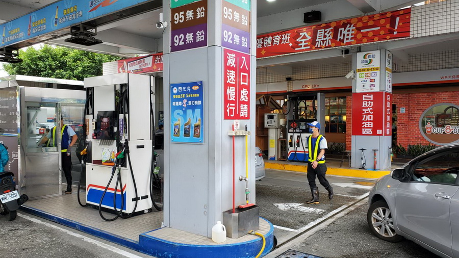 國內一週新油價雙調降-12/15起汽、柴油各降0.4元