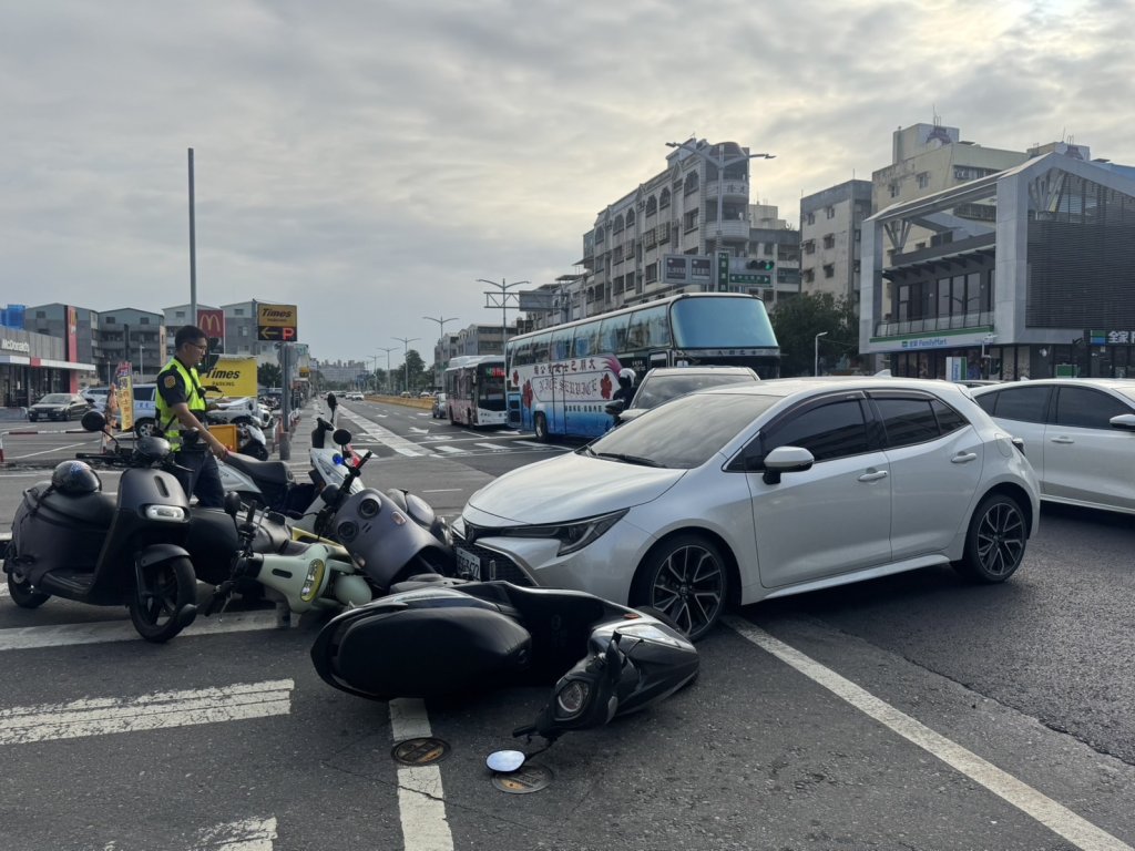 快訊/高雄「待撞區」發威!2自小客相撞釀2駕駛、4騎士傷