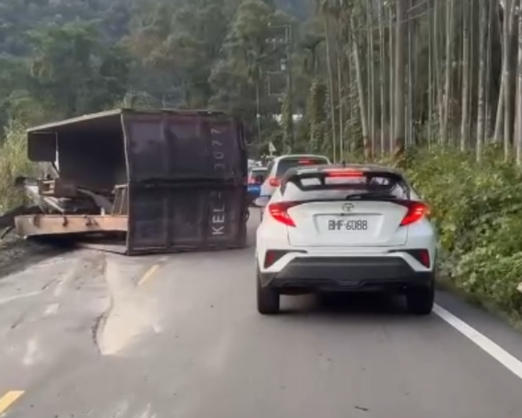 南投埔里大貨車翻覆兩人受困! 警消救援處理中