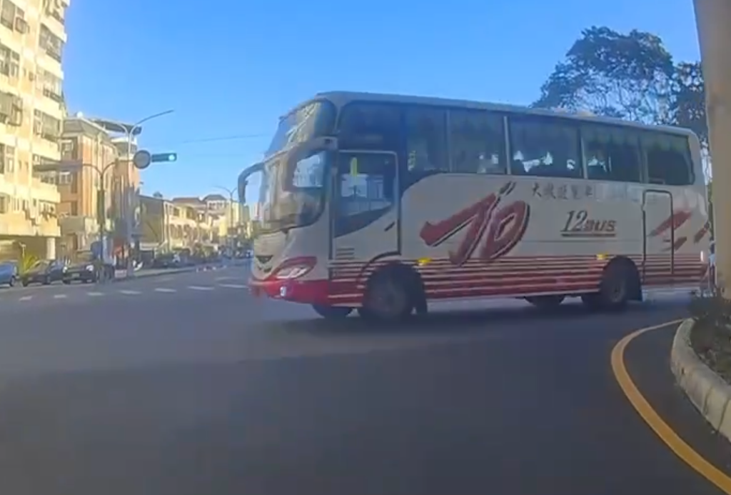 直擊台中市遊覽車闖紅燈！ 　民眾痛批：跟殺人有什麼差別