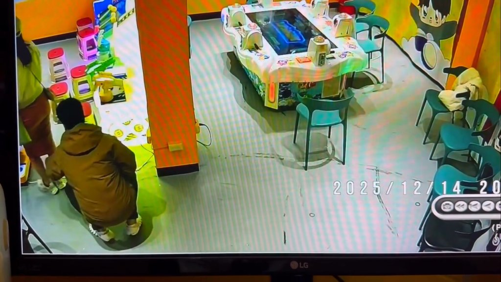 影/男在臨江夜市偷拍!蹲下拿手機攝群內風光 店家報警:碰上了最可惡的事情