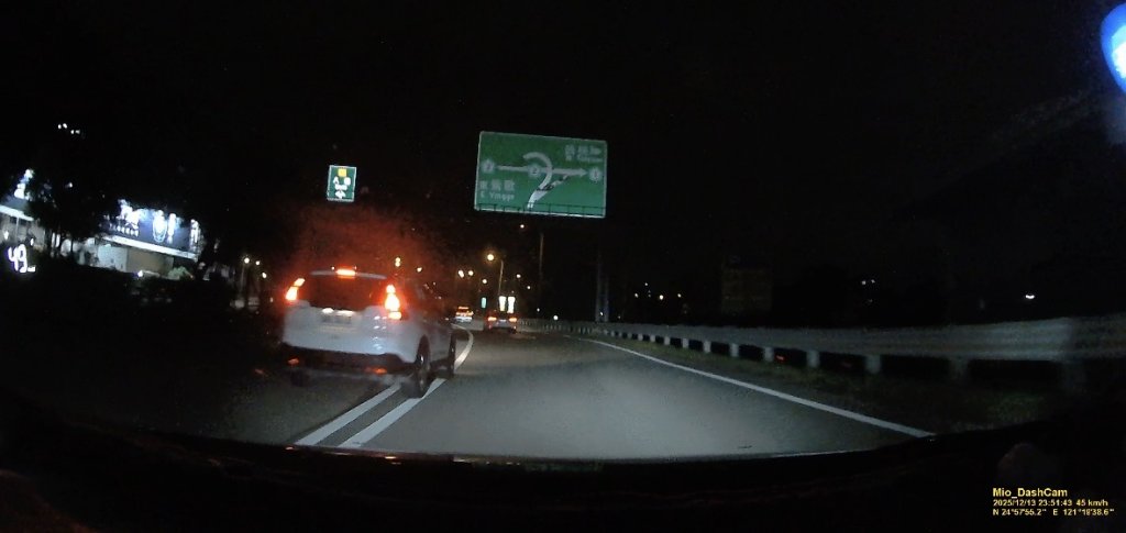 爆料/鶯歌交流道口出現「不定時炸彈」 CRV跨槽化線違規切換車道