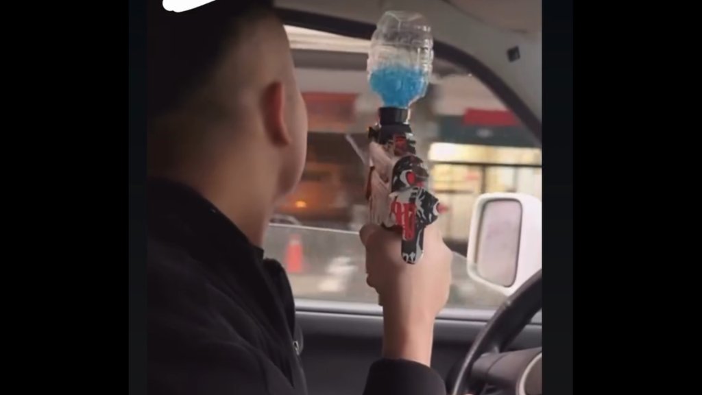 白目！八里男開車持水彈槍沿路亂射　嘻笑PO網炫耀警速逮人