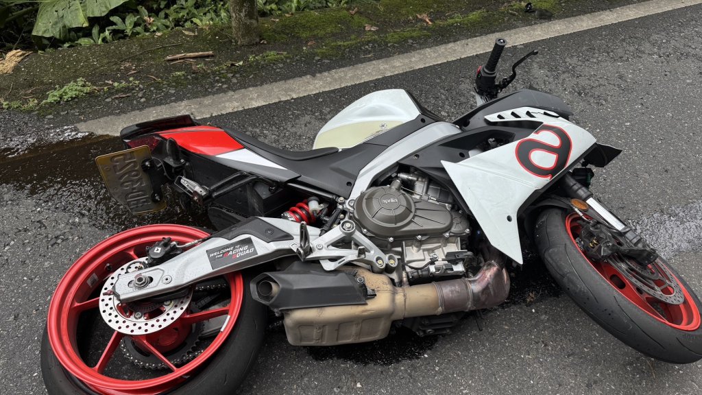 疑過彎打滑！「最強黃牌」北宜公路自摔　騎士「右手骨折」