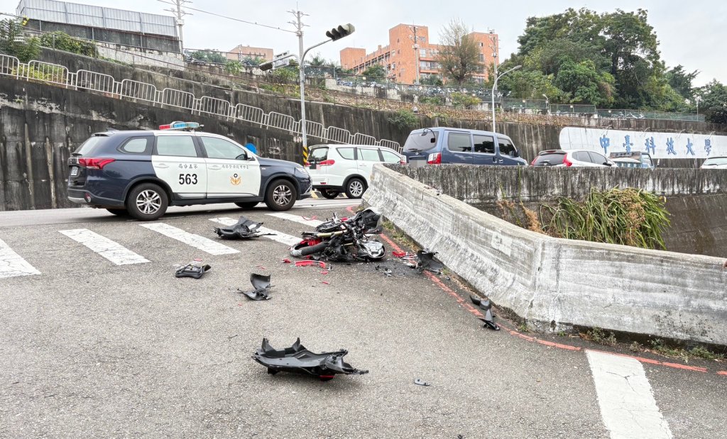 台中北屯驚悚車禍！20歲男騎重機衝落橋下 不幸身亡