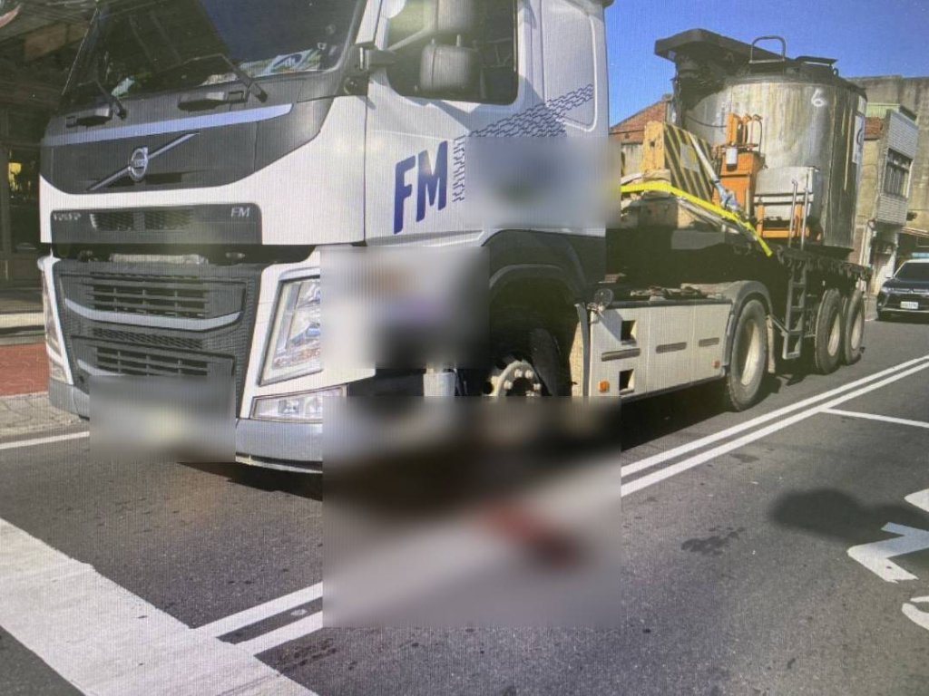 驚險畫面曝光!蘆竹聯結車右轉疑未注意前方 撞倒停等區單車女