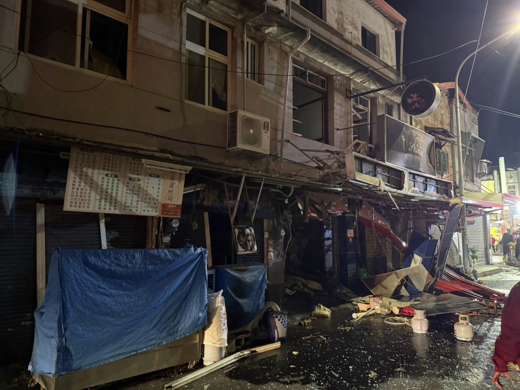 快訊／台南新營氣爆！2人受傷碎片炸滿街　消防急救援