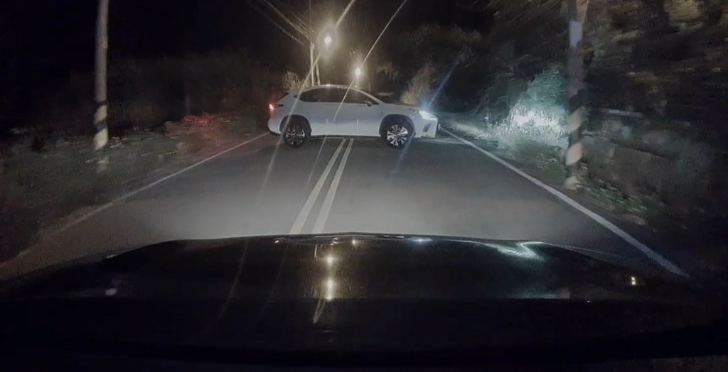 山老鼠出招!把風車道路迴轉阻擋警車 掩護運送贓木車逃逸
