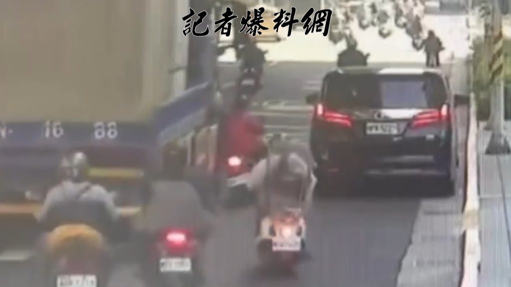 驚悚畫面曝光！中和女騎士疑閃避「黃線違停車」　左切追撞大貨車小腿重創