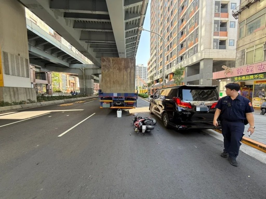 中和景平路驚悚車禍！女騎士疑追撞大貨車左小腿斷肢