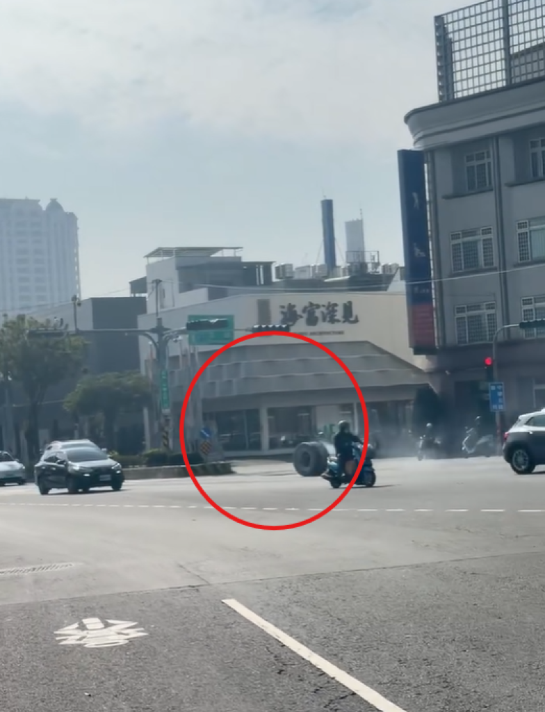 影/新車上路半小時就GG！特斯拉慘遭「暴走輪胎」突襲 車主欲哭無淚