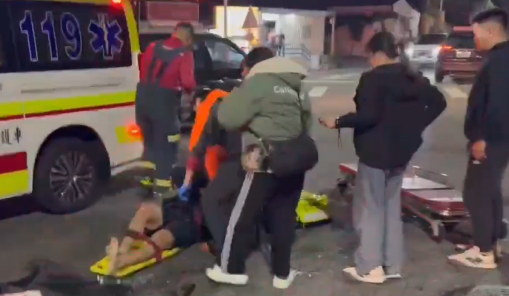 澎湖車禍兩傷！自小客車側翻乘客左肩脫臼　機車騎士右膝開放性骨折