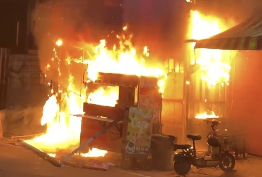 快訊／高雄大寮凌晨起火！全面燃燒「攤位被燒焦黑」