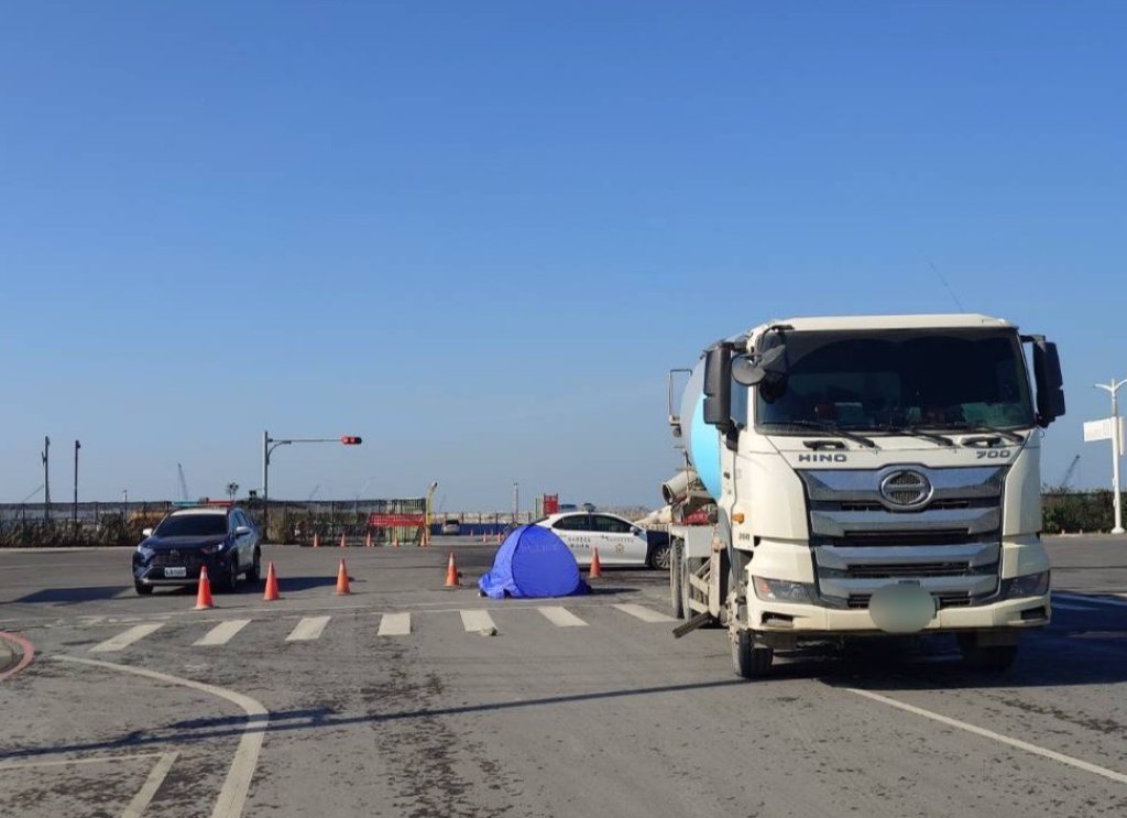 快訊/高雄死亡車禍!34歲男遭水泥預拌車「當場輾斃」