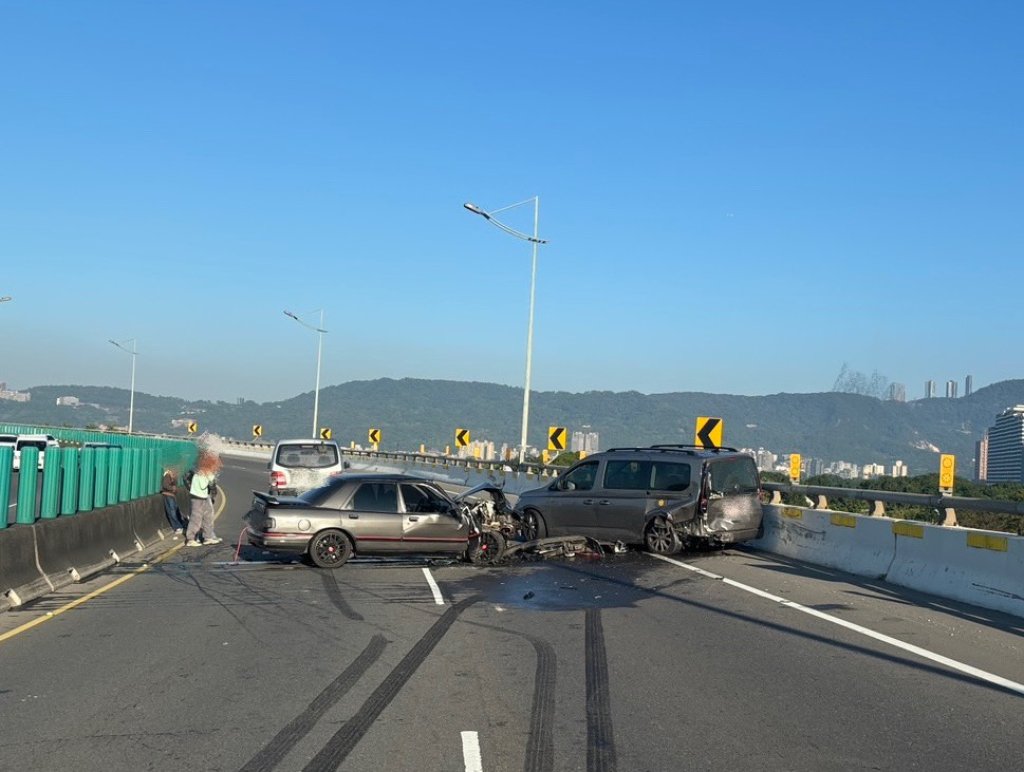 洲美快3車連環撞！男開車猛撞多元計程車後「再彈內線」追尾